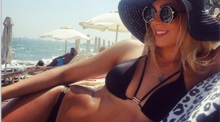 Άντρη Καραντώνη: Συνεχίζει τα καλοκαιρινά της μπάνια