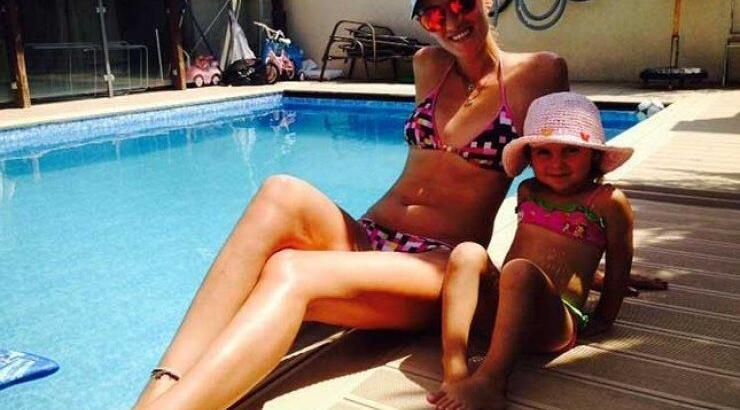 Έλενα Διαμαντίδου: Στην πισίνα με την βαφτιστήρα της