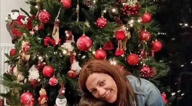 Kατερίνα Αγαπητού: Στόλισε το Χριστουγενιάτικο δέντρο με τον γιο της
