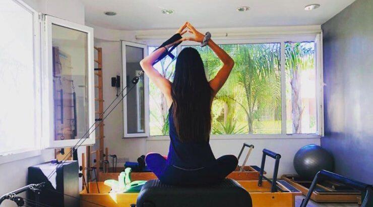 Η επώνυμη Κύπρια αιωρείται παράλληλα με το πάτωμα και εντυπωσιάζει!