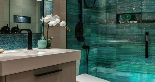 Το ντους που σε ταξιδεύει στο βυθό, με φως, χρώμα και υλικά