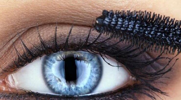 Ο λόγος που ανοίγεις το στόμα σου όταν βάζεις μάσκαρα