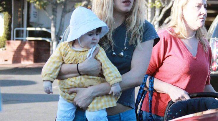 H Sienna Miller μας δείχνει το κοριτσάκι της!