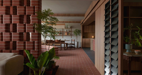 Αυτο το ζευγάρι έφτιαξε ένα… πάρκο μέσα στο διαμέρισμά του