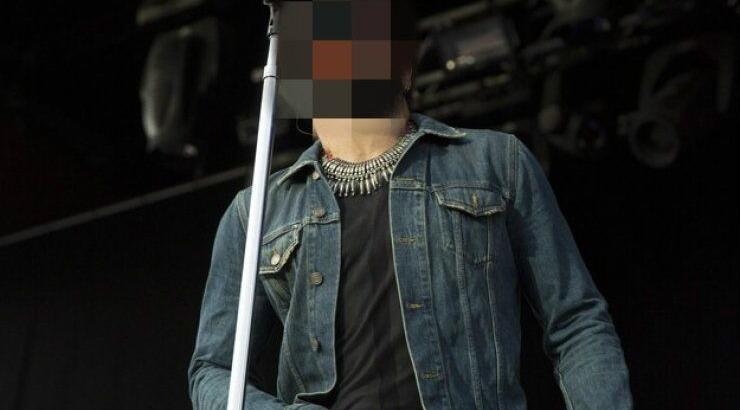 Ουπς! Σκίστηκε το παντελόνι πασίγνωστου τραγουδιστή στη σκηνή και φάνηκε το γεννητικό του όργανο!