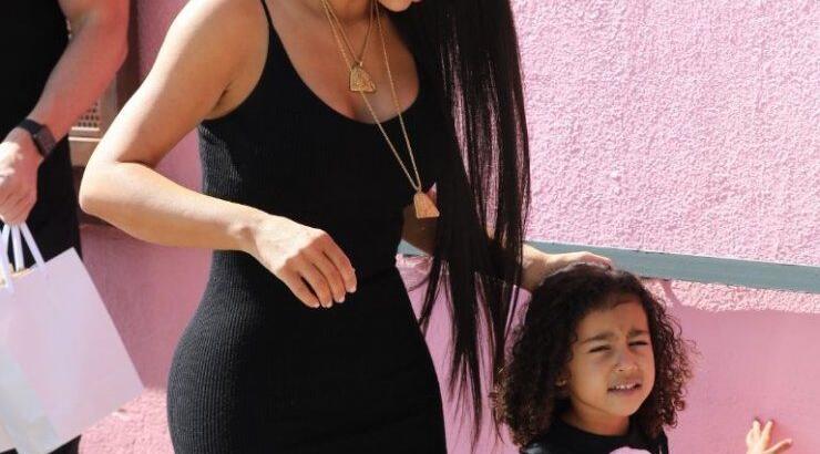 Απίστευτο: Η κόρη της Kim Kardashian έβαλε τις φωνές στους παπαράτσι [βίντεο]