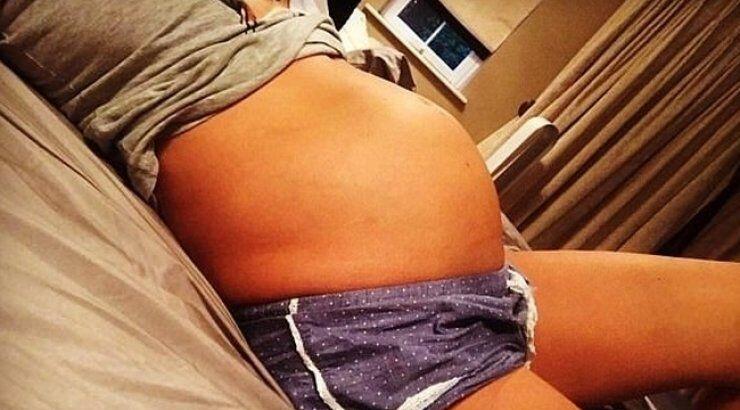Γνωστός ποδοσφαιριστής θα γίνει πατέρας και η σύζυγός του ποζάρει με φουσκωμένη κοιλίτσα