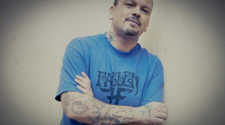 Δημήτρης Σκαρμούτσος: Τι έκανε όταν έπιασε την κοπέλα του στο κρεβάτι με άλλον;