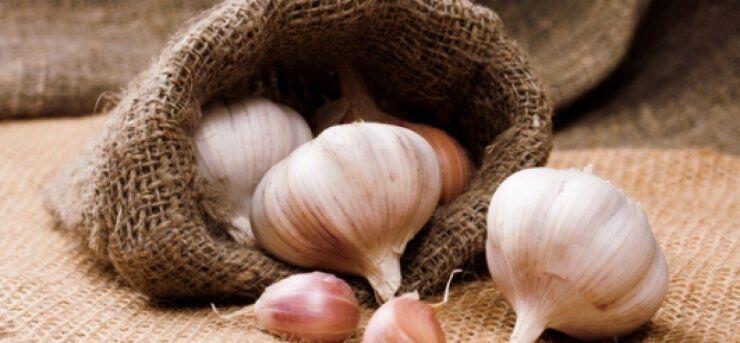 Το μυστικό για να απαλλαγείτε από την κακοσμία του σκόρδου