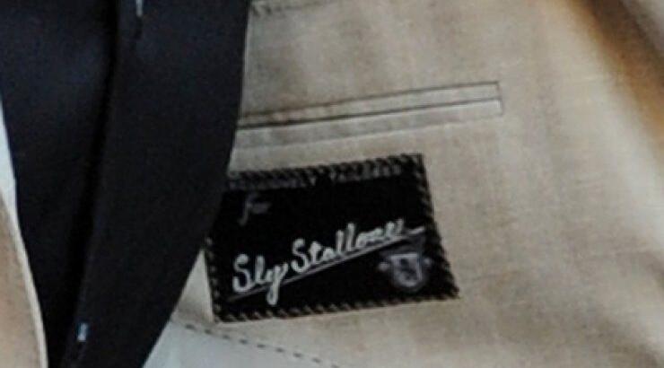 Μέχρι και κοστούμια με το όνομά του φοράει [εικόνες]