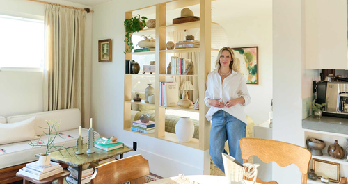 Μια βιβλιοθήκη έγινε ένας υπέροχος ”τοίχος” σε ένα μικρό διαμέρισμα 42τ.μ.