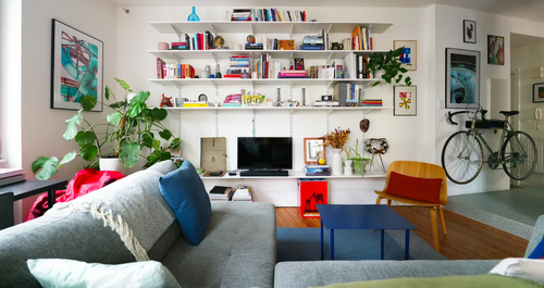 Ένας αρχιτέκτονας διαμόρφωσε τον χώρο με έξυπνη αποθήκευση και στυλ