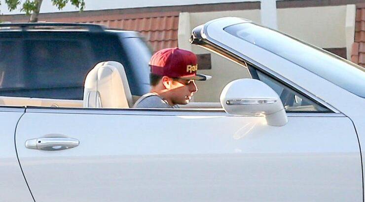 Βόλτα με το πανάκριβο αυτοκίνητο της συντρόφου του…