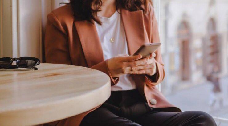 Ο τρόπος που κρατάς το κινητό σου δείχνει πολλά για την προσωπικότητά σου