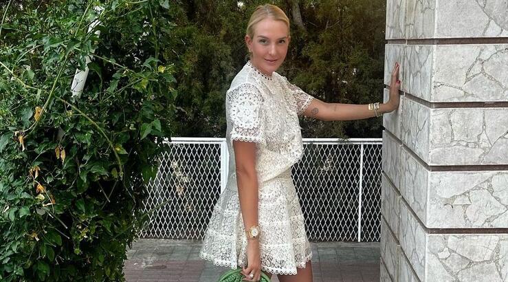 Low buns: Πως θα δημιουργήσεις το απόλυτο girly χτένισμα της Σύλβιας Μαυροπούλου