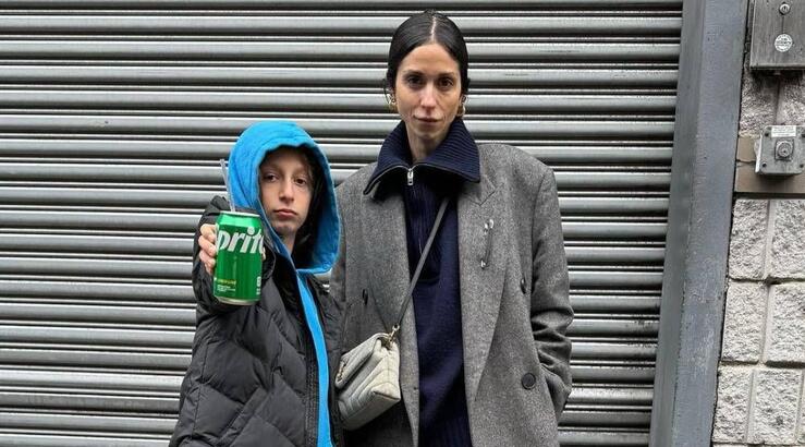 Η Σοφία Καρβέλα τραγουδάει Βίσση με τον γιο της στους δρόμους της Νέας Υόρκης [βίντεο]