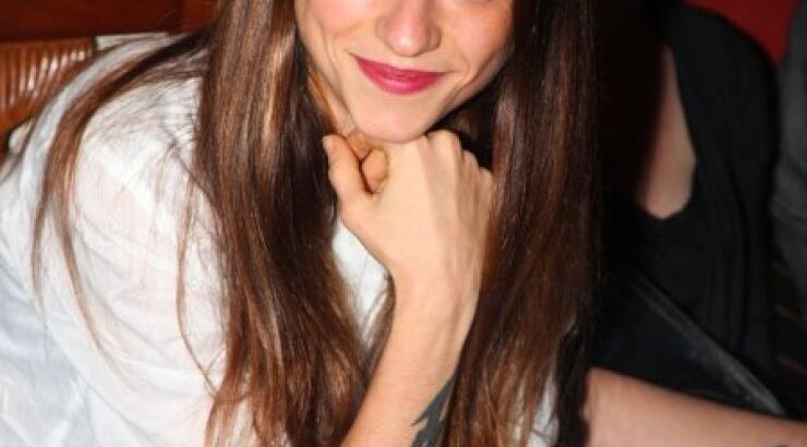 Δείτε την εγκυμονούσα Σοφία Καρβέλα αγκαλιά με την γιαγιά της