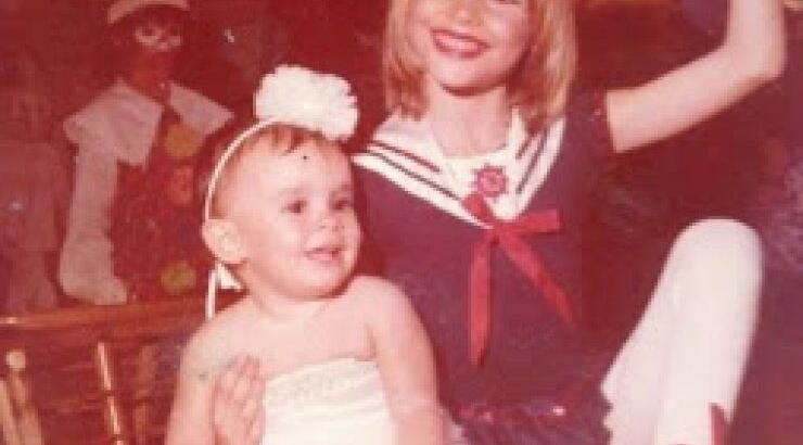 Δείτε ποια διάσημη ηθοποιός ντυνόταν μικρή "Αλίκη στο ναυτικό"