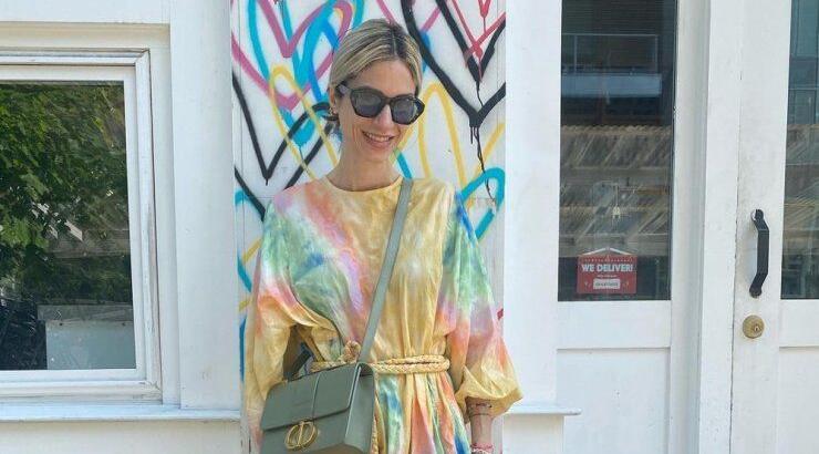 Summer suit: Το ριγέ κοστούμι της Σοφίας Καρβέλα