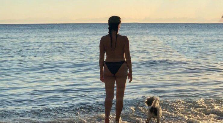Ποια Ελληνίδα ηθοποιός απολαμβάνει το μπάνιο της στην παραλία topless;