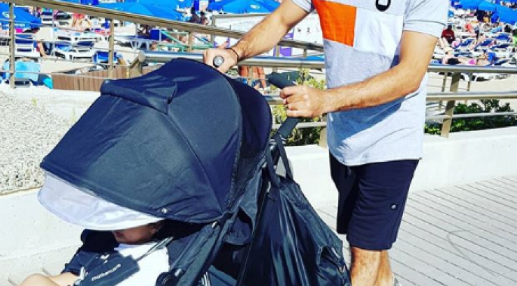 Απίστευτο! Δείτε τι έκανε ο Μιχάλης Σοφοκλέους με το γιο του και το παιδικό καροτσάκι του [βίντεο]