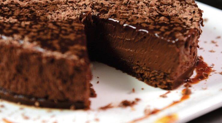 Σοκολατένιο cheesecake με topping καραμέλα