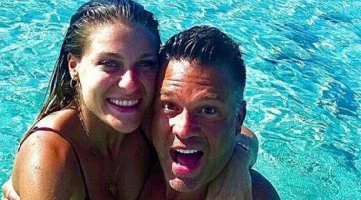 Κώστας Σόμμερ: Δείτε τον να κοιμάται στην κοιλίτσα της εγκυμονούσας συντρόφου του [εικόνα]