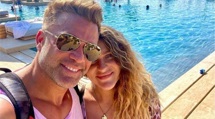 Κώστας Σόμμερ: Λίγο πριν γίνει πατέρας μοιράζει τα φιλιά του στη φουσκωμένη κοιλίτσα της συντρόφου του [βίντεο]