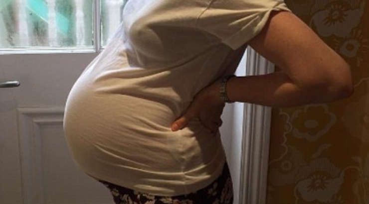 Γνωστή τραγουδίστρια με φουσκωμένη κοιλίτσα λίγο πριν γεννήσει!