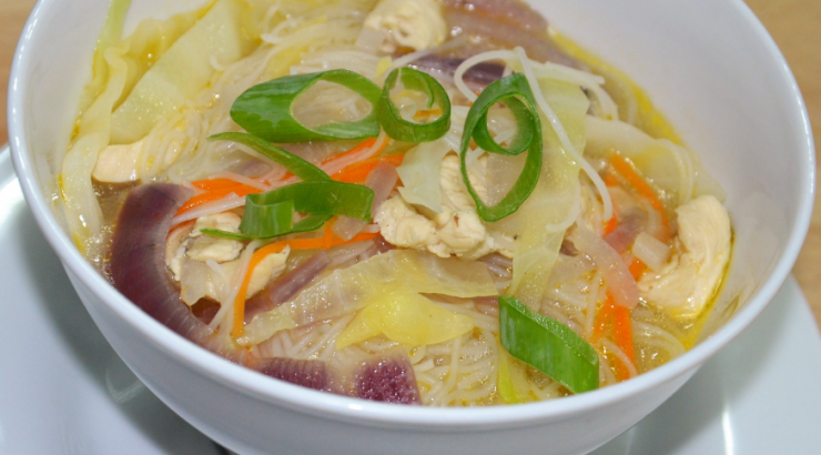 Σούπα με Νουντλς ρυζιού, κοτόπουλο και λαχανικά