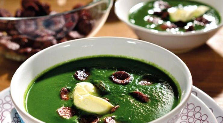 Σούπα βελουτέ με σπανάκι και σουτζούκι