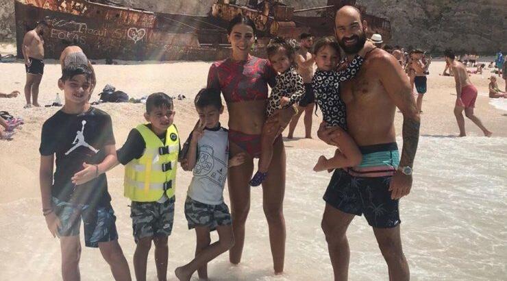 "Σύσσωμη" στην παραλία για τις πρώτες τους βουτιές η οικογένεια Σπανούλη [εικόνες]