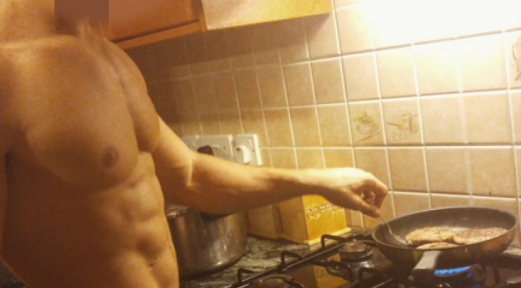 Ο διαγωνιζόμενος των Mr. Cyprus μαγειρεύει ημίγυμνος και “κολάζει” το διαδίκτυο!