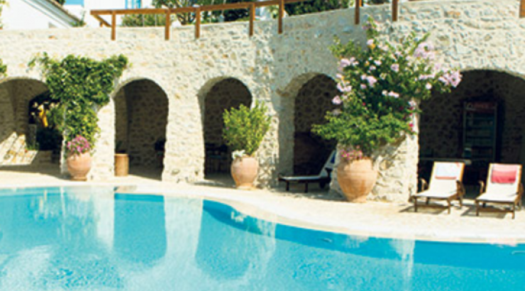 Το σπίτι του ζάμπλουτου Κύπριου επιχειρηματία στις Σπέτσες που κάνουν αφιέρωμα τα ελληνικά περιοδικά!