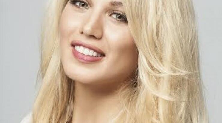 Η Κωνσταντίνα Σπυροπούλου στην παραλία σε νέες αρετουσάριστες φωτογραφίες!