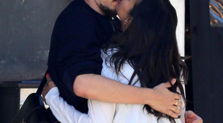 Καυτά φιλιά στη μέση του δρόμου για διάσημη ηθοποιό [εικόνες]