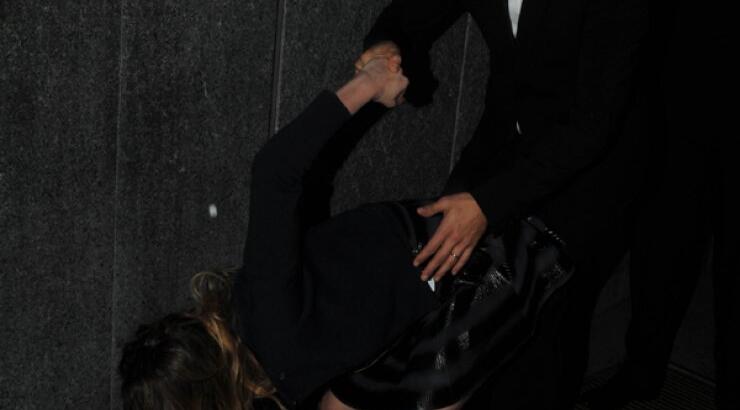 Η απίστευτη πτώση διάσημης με τα ψηλοτάκουνά της [εικόνες]