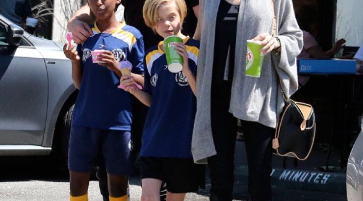 Οικογένεια Pit-Jolie: Lunch με τα αγγελούδια της [εικόνες]