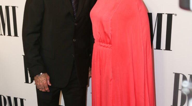 Το παθιάρικο φιλί διάσημης τραγουδίστριας προς το σύζυγό της [εικόνες]