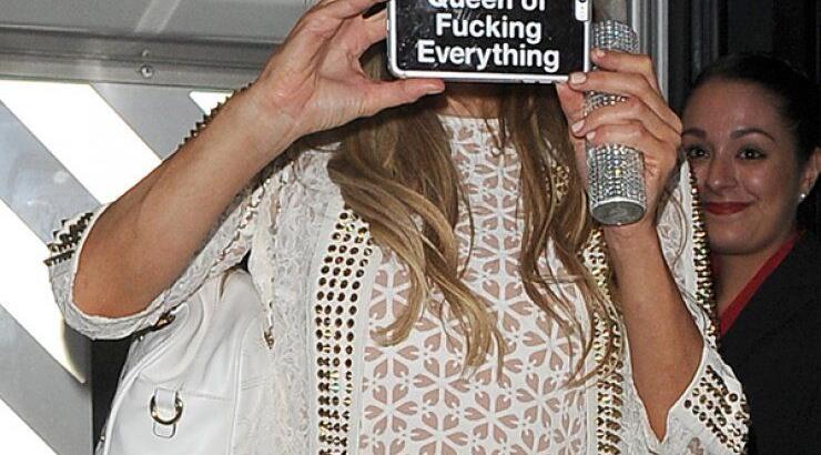 Η άσεμνη θήκη κινητού της Paris Hilton [εικόνες]