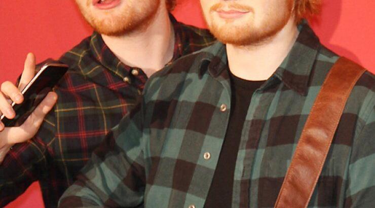 Όταν διάσημος τραγουδιστής συνάντησε τον...σωσία του [εικόνες]