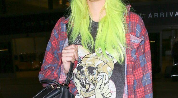 H τρελή εμφάνιση διάσημης νεαρής τραγουδίστριας [εικόνες]