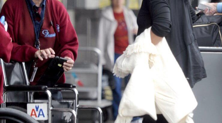 Πως ντρόπιασαν διάσημη τραγουδίστρια σε αεροδρόμιο [εικόνες]