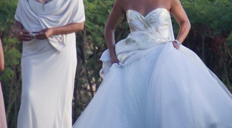 Η κόρη διάσημης τραγουδίστριας ανέβηκε τα σκαλιά της εκκλησίας [εικόνες]