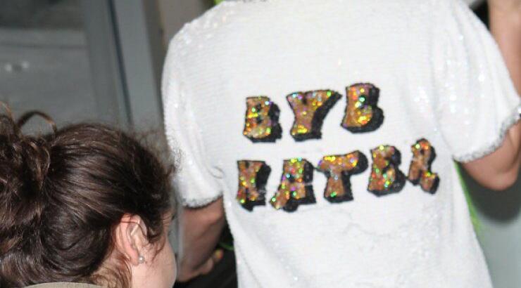 Για ποια διάσημη τραγουδίστρια λέγεται πως έκανε εμφύτευση γλουτών; [εικόνες]