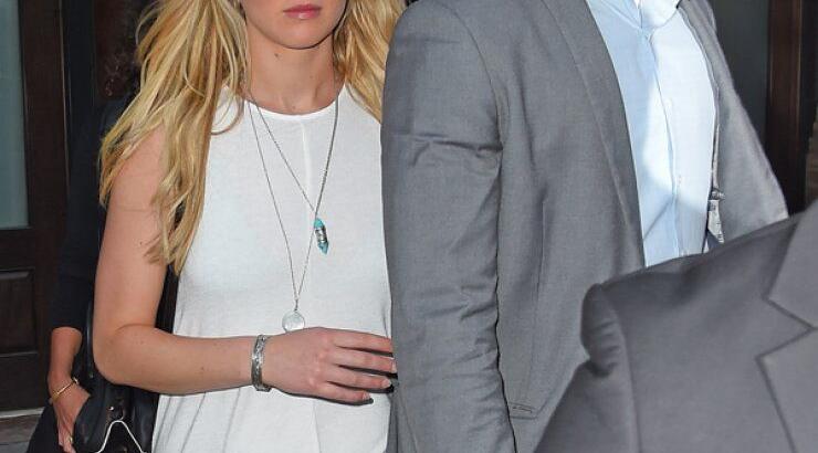 H Jennifer Lawrence κυκλοφορεί με έναν κούκλο [εικόνες]