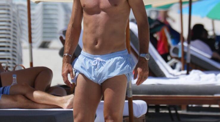 Σέξυ ποδοσφαιριστής τρελαίνει την παραλία με το κορμί του [εικόνες]