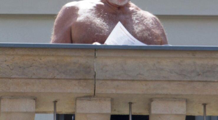 Διάσημος τραγουδιστής στα 75 του γυμνός στο μπαλκόνι του [εικόνες]