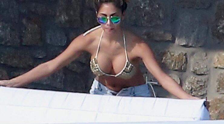 Ποια διάσημη σταρ του Hollywood αναστατώνει τη Μύκονο με τα μικροσκοπικά της μπικίνι; [εικόνες]