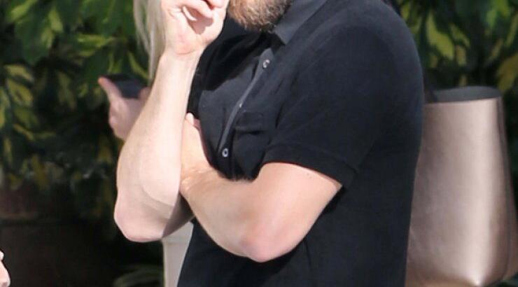 Δείτε διάσημο ηθοποιό να σκαλίζει τη μύτη σου δημοσίως [εικόνες]